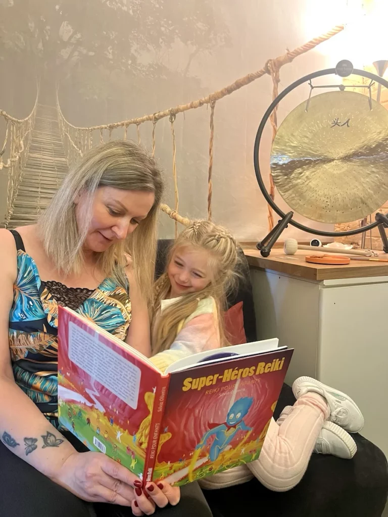Evelyne Collinet prépare un enfant à un soin Reiki