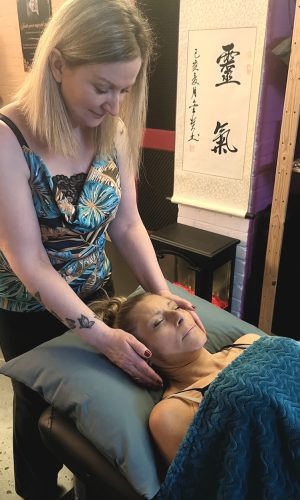 Les soins: Evelyne Collinet pratique un soin reiki